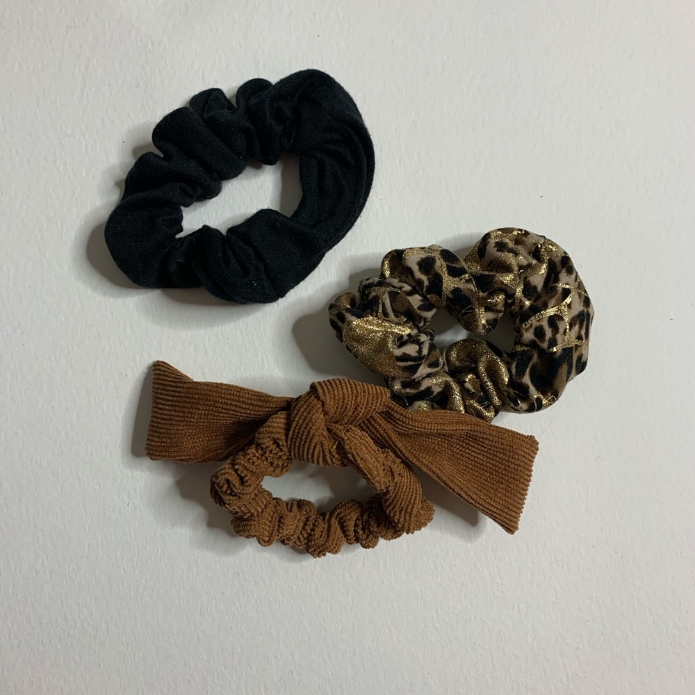 Cheetah Scrunchie Set - Picture 3 of 3